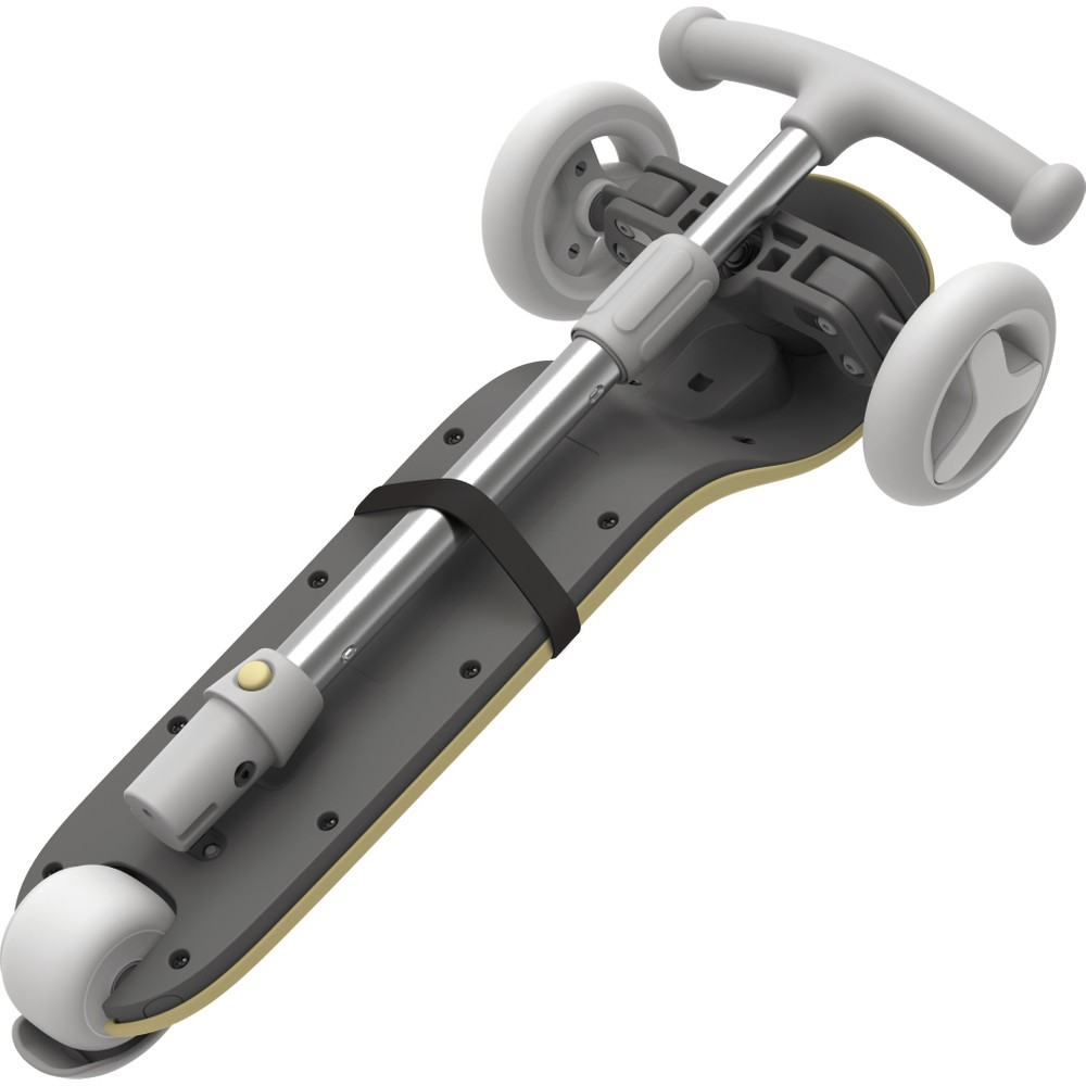 Gri tabanlı, gümüş direkli, beyaz tekerlekli üç tekerlekli scooter.