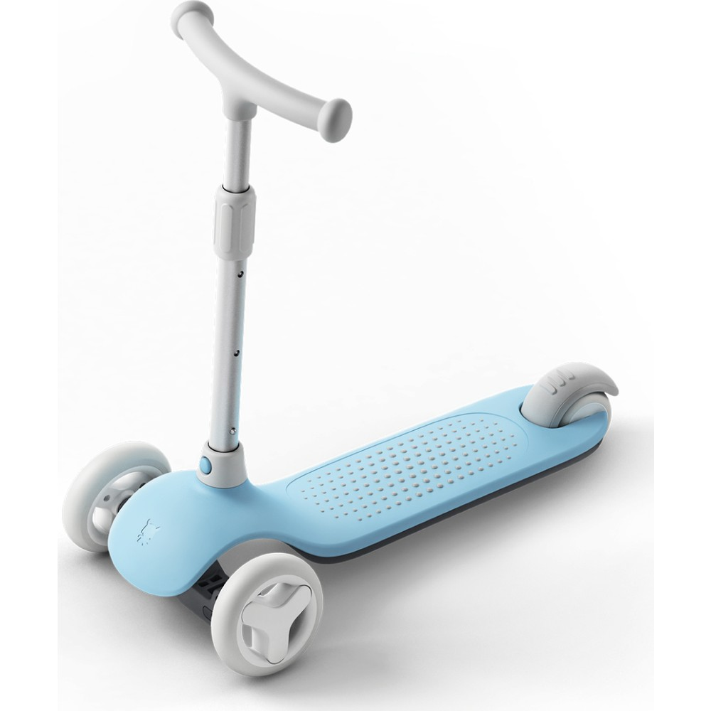 Beyaz gidonlu ve tekerlekli, açık mavi üç tekerlekli scooter beyaz arka plan üzerinde.