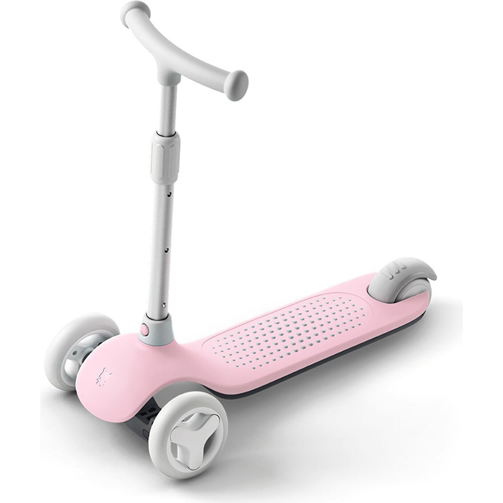 Beyaz gidonlu ve beyaz tekerlekli pembe üç tekerlekli scooter.