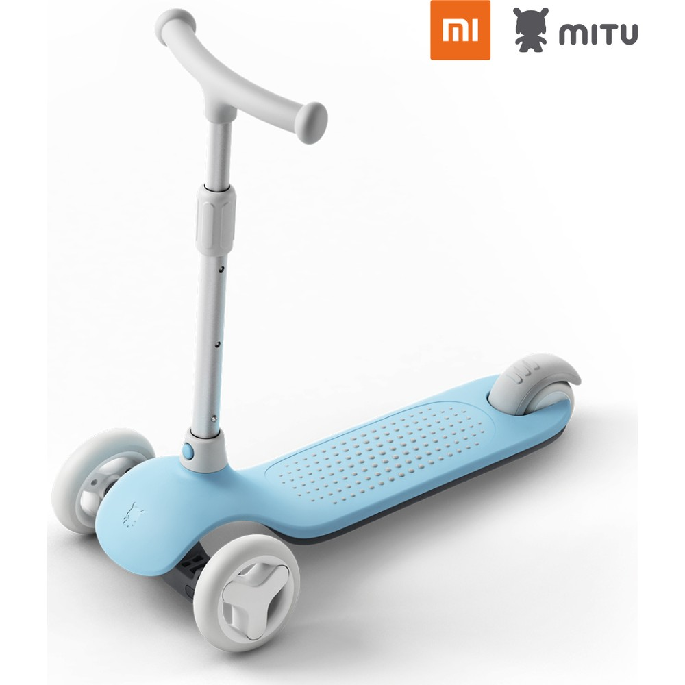 Beyaz gidon ve tekerlekli mavi üç tekerlekli scooter, beyaz arka plan üzerinde.