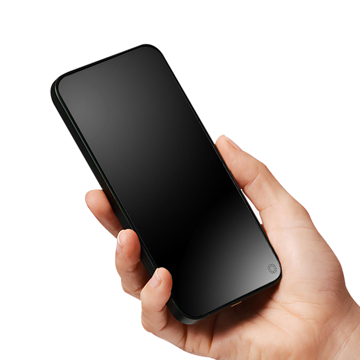 Una mano tiene uno smartphone nero con schermo scuro.