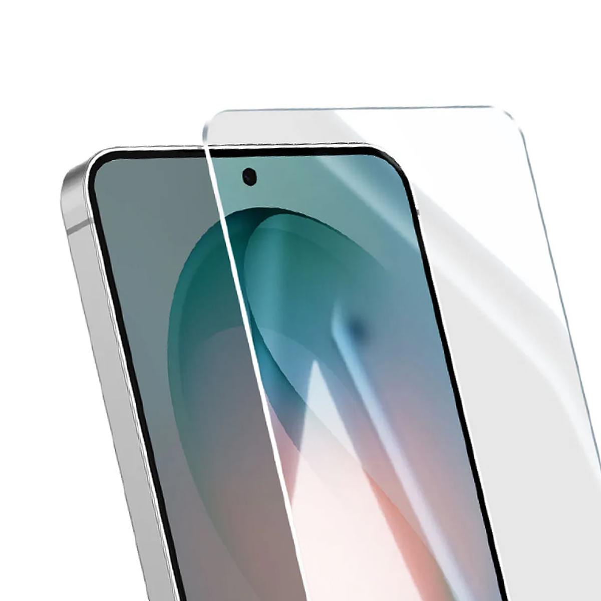 Primer plano de un smartphone plateado con protector de pantalla y orificio para la cámara frontal.