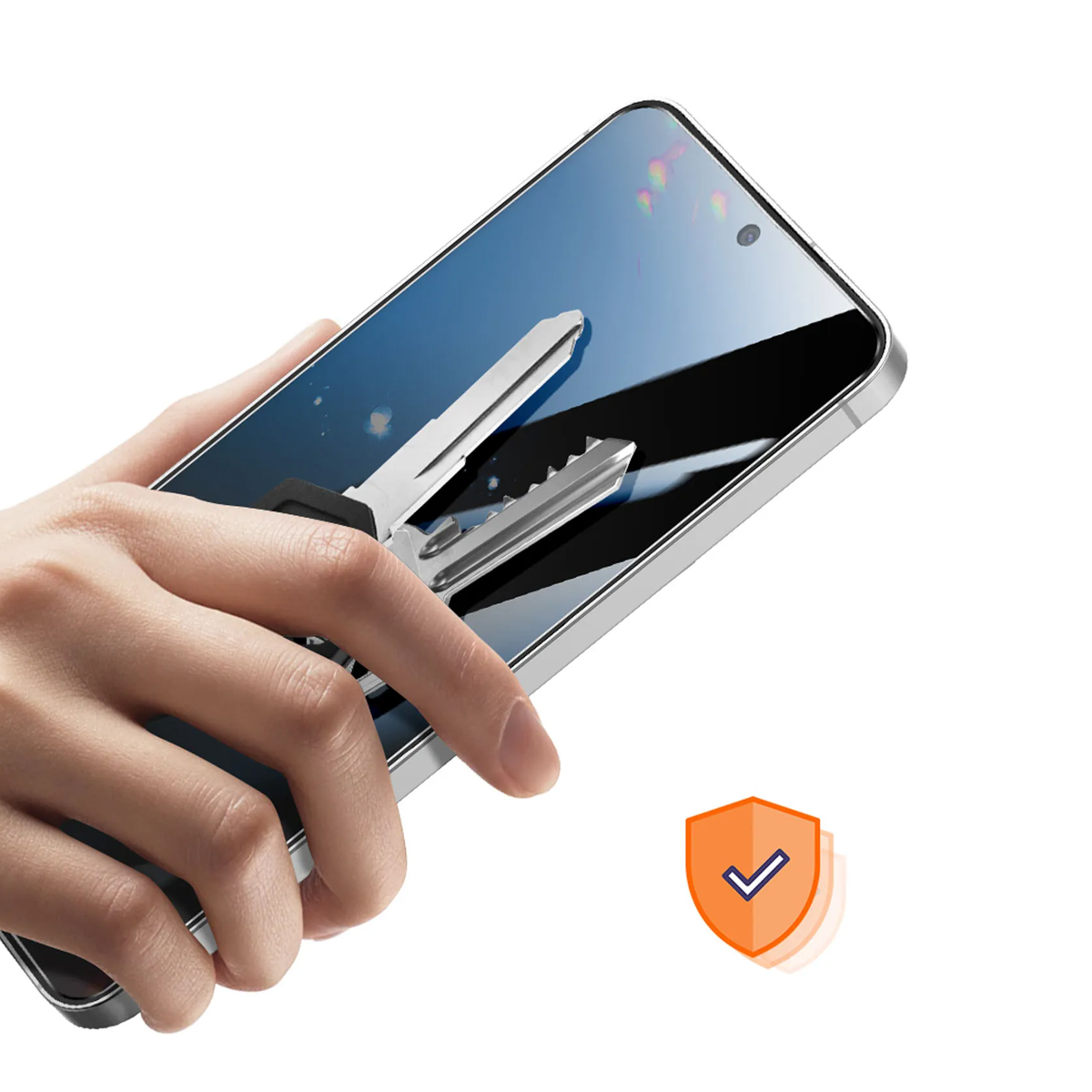 Una mano tiene uno smartphone con due chiavi sullo schermo. Un'icona a scudo è accanto.