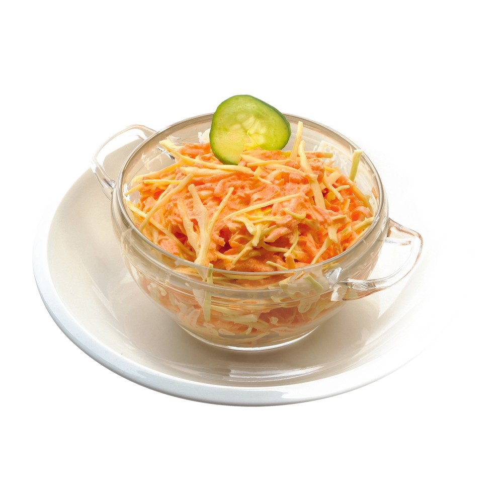 Cam kasede havuçlu lahana salatası, salatalık dilimiyle süslenmiş.