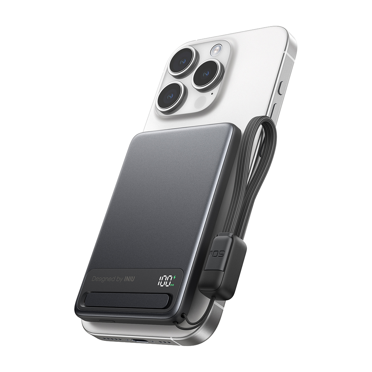 Una batería externa gris con pantalla digital del 100% está unida a la parte trasera de un smartphone plateado.