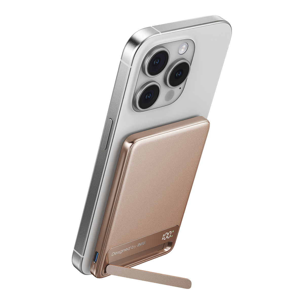 Un smartphone plateado con una batería externa color oro rosa acoplada.