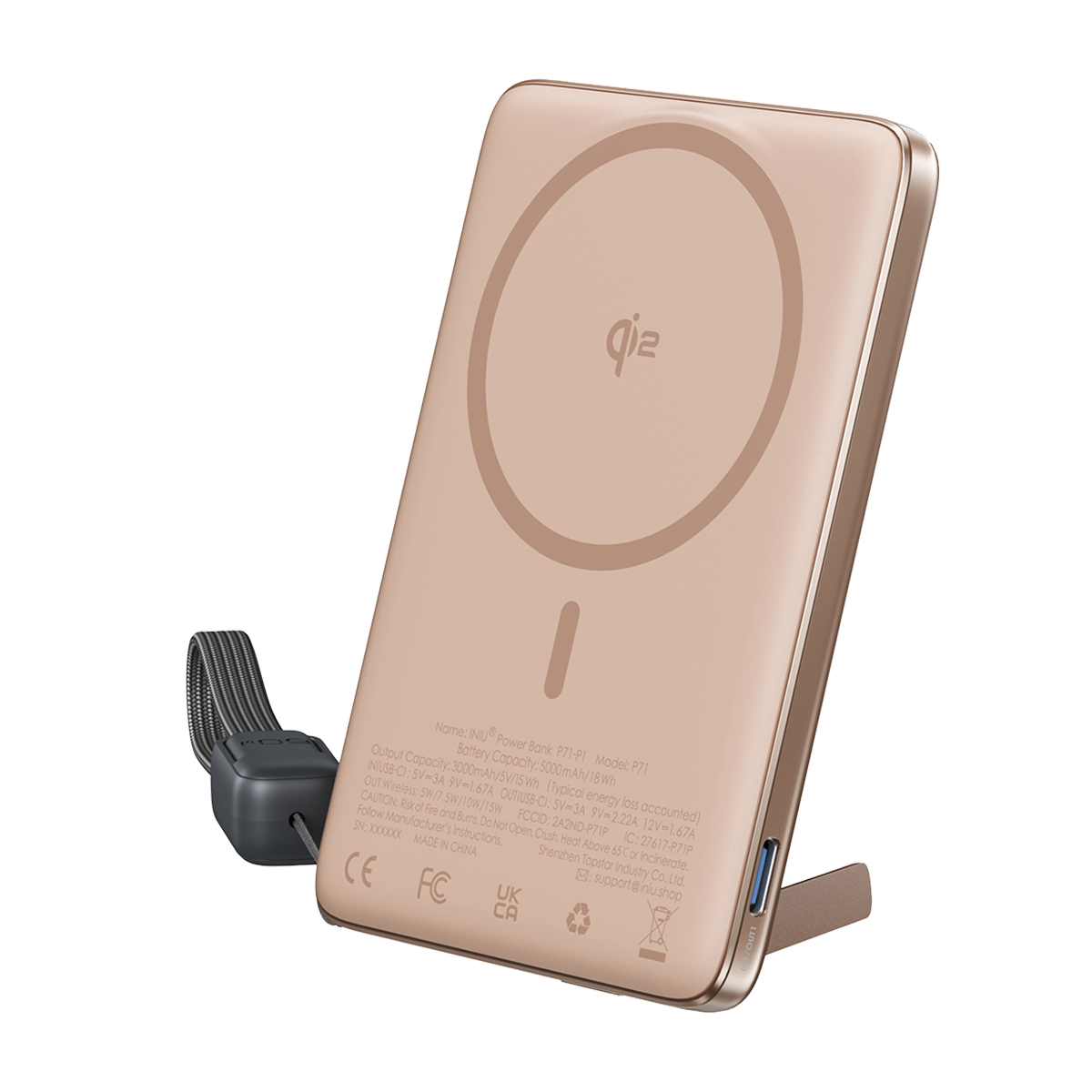 Power bank dorada con logo Qi, puerto USB-C y cordón.