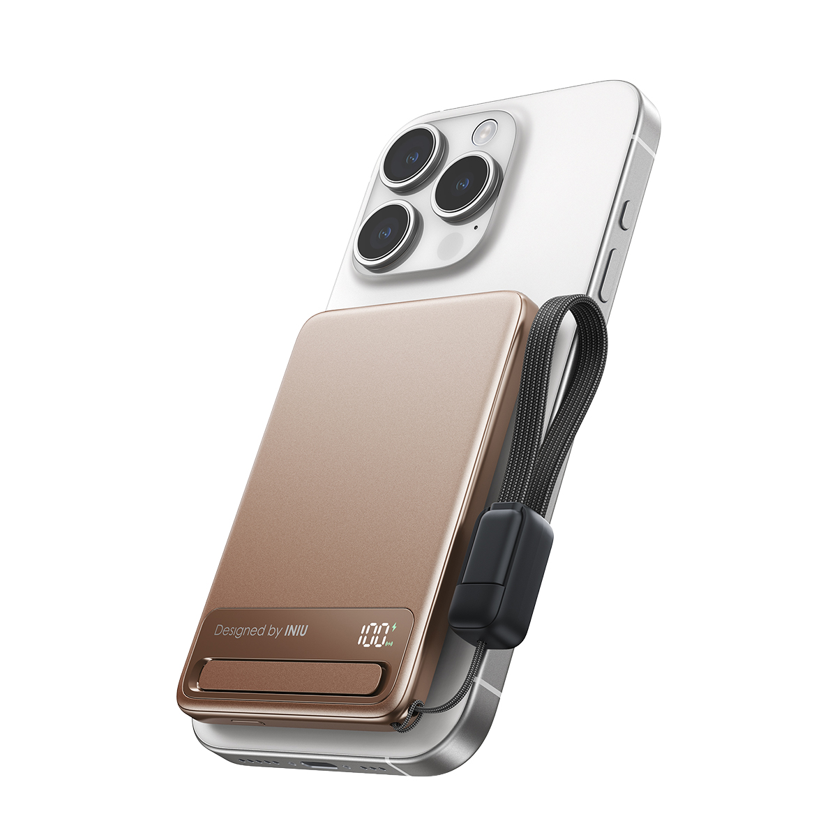 Una batería externa dorada con 100% de carga, unida a un iPhone blanco con tres cámaras.