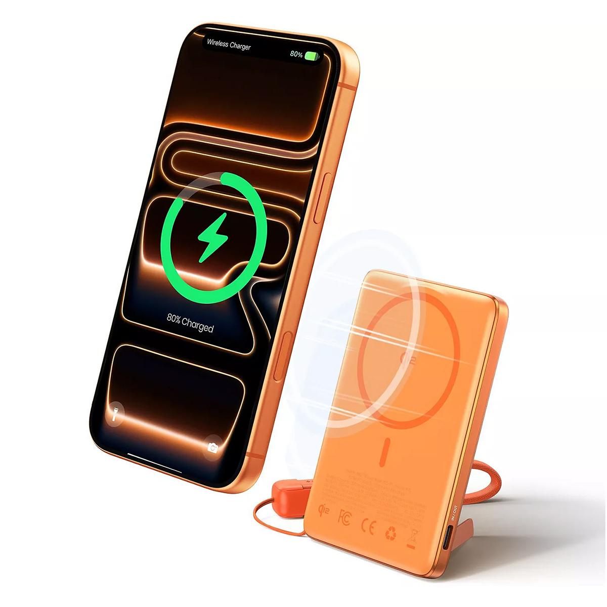 Teléfono naranja cargando inalámbricamente en un banco de energía. Teléfono muestra 80% cargado.