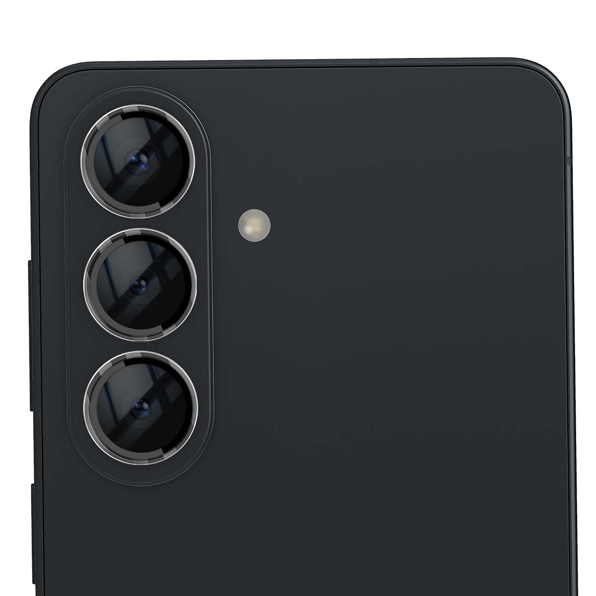 Tre obiettivi della fotocamera e un flash sul retro di uno smartphone nero.