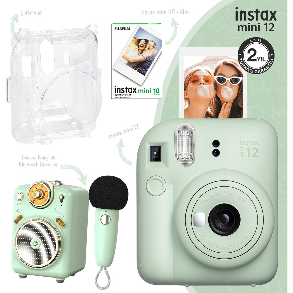 Aksesuarli açık yeşil Instax Mini 12 kamera: şeffaf kılıf, film ve hoparlör.