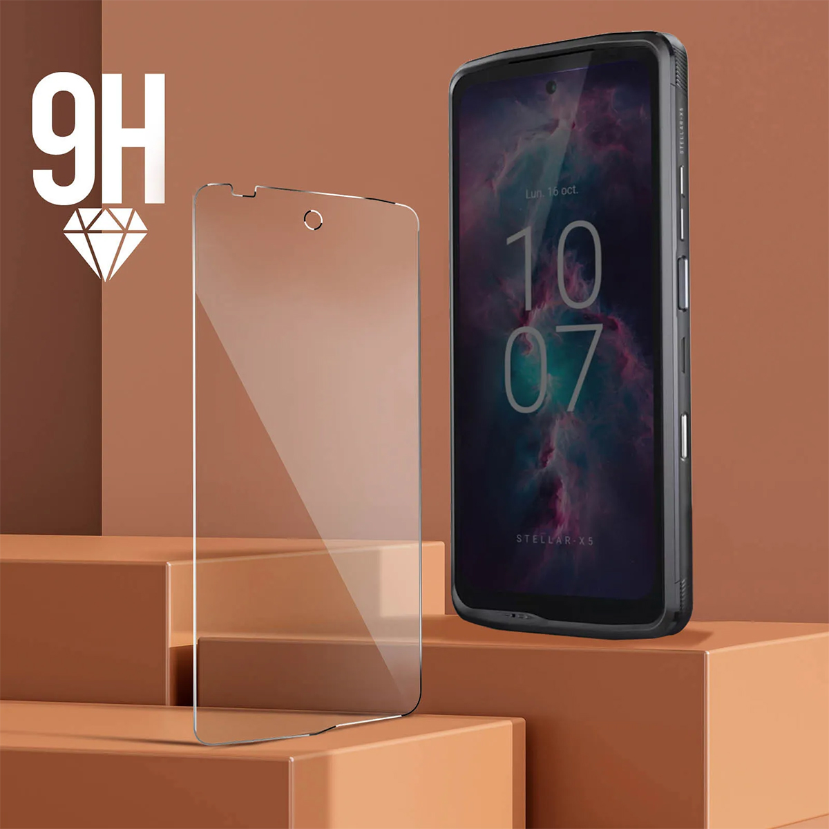 Una protezione schermo per smartphone e uno smartphone nero su piedistalli.