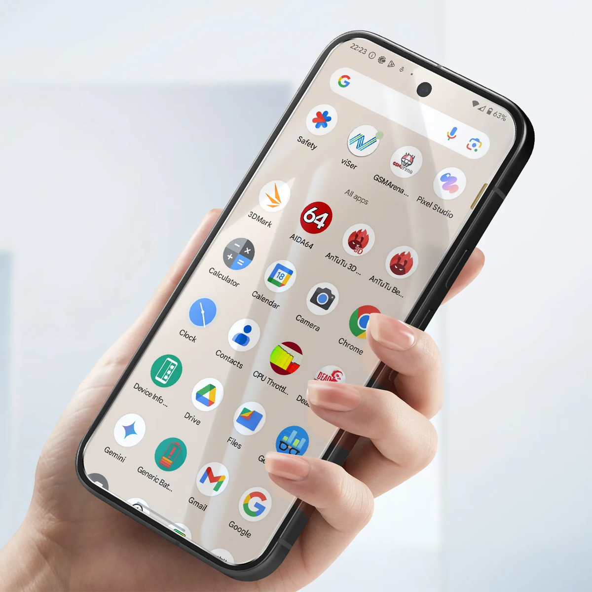 Una mano tiene uno smartphone che mostra varie icone di app sul suo schermo.