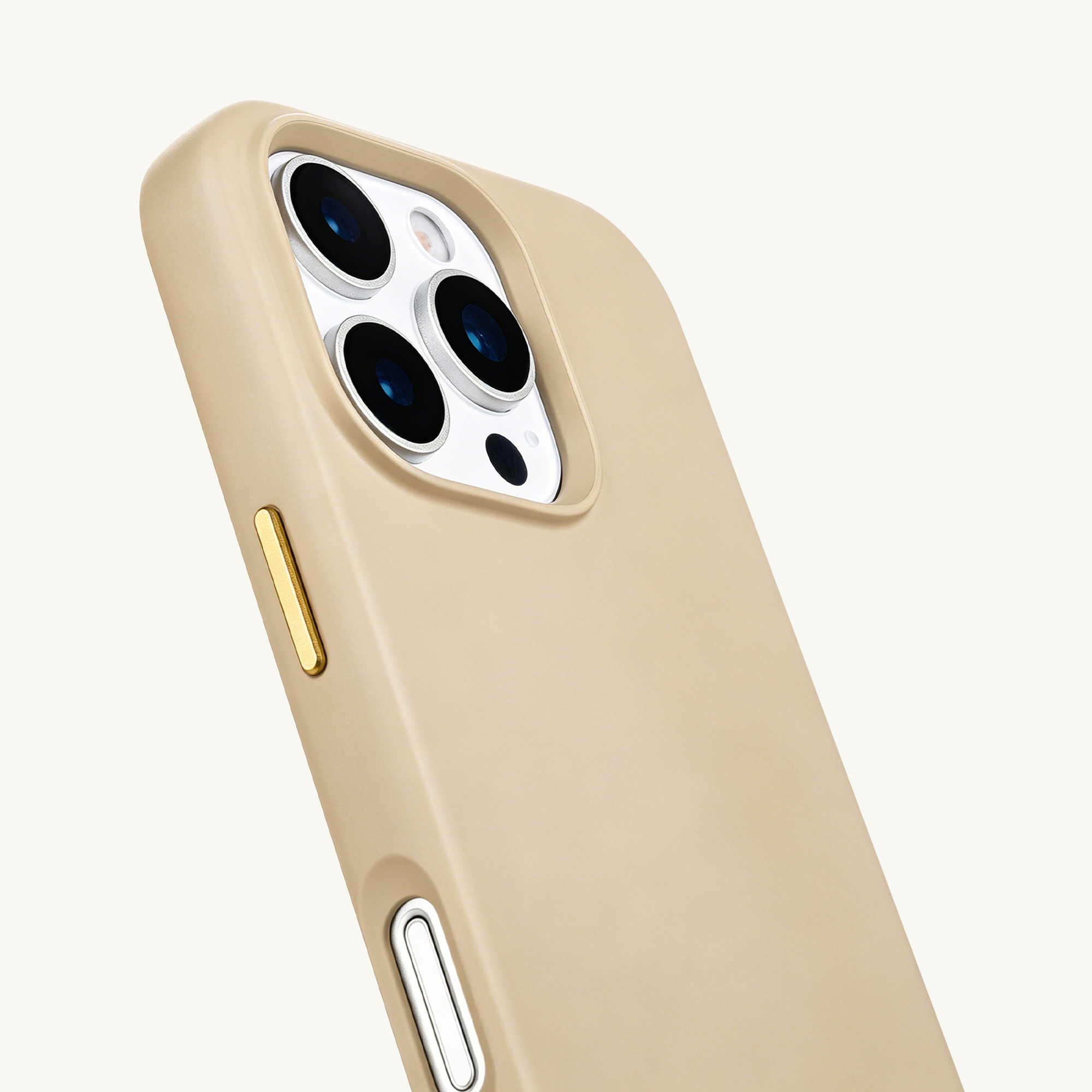 Una funda de teléfono beige con un módulo de cámara de triple lente.