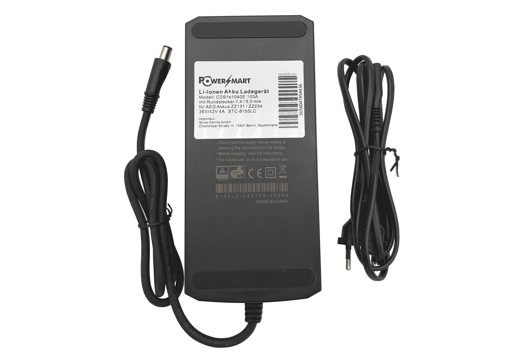 Schwarzes Ladegerät mit zwei Kabeln: ein DC-Kabel und ein Netzkabel.