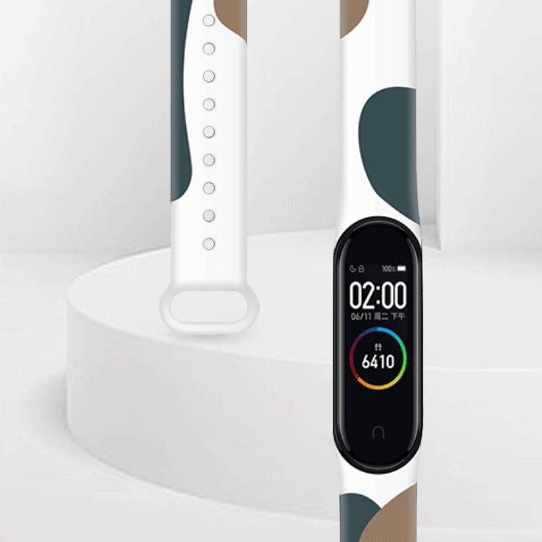 Ein Fitnessarmband mit einem digitalen Display, das 02:00 anzeigt.