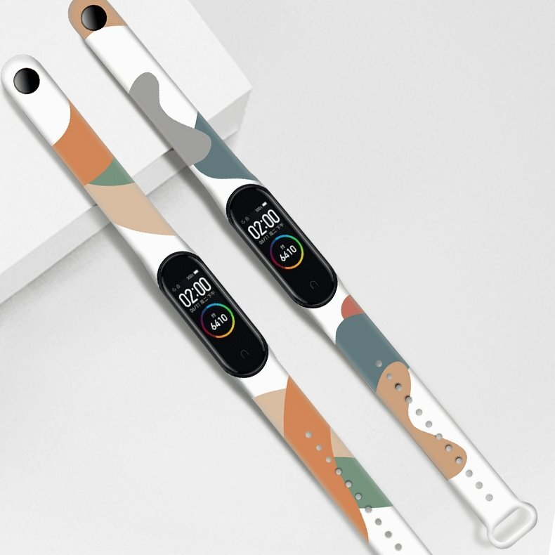 Zwei Smartwatch-Armbänder mit abstrakten Mustern in Braun, Grün und Grau auf Weiß.