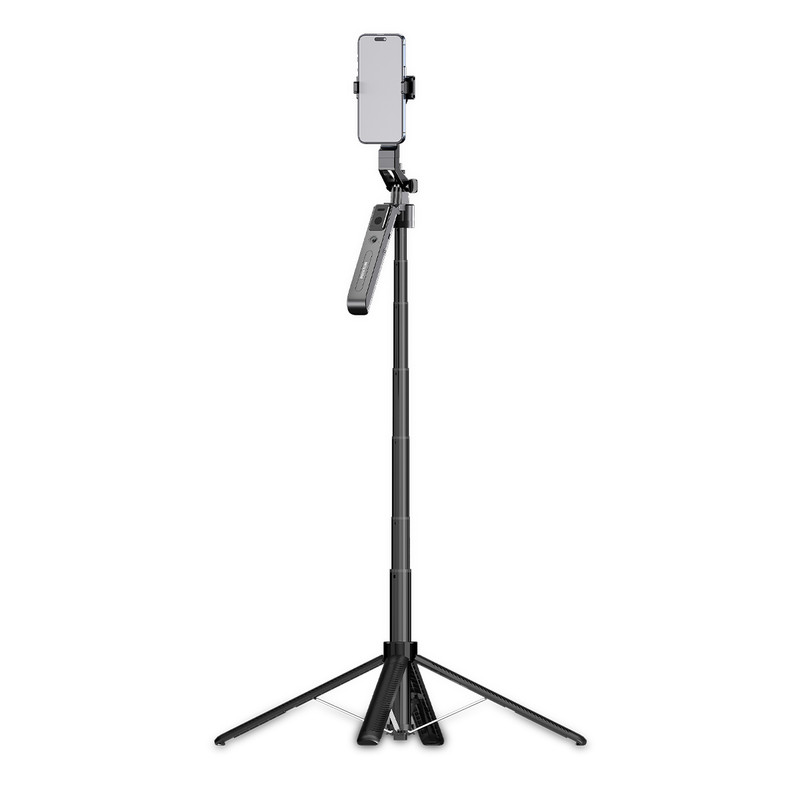 Un treppiede nero con un telefono montato su un selfie stick. Sfondo bianco.
