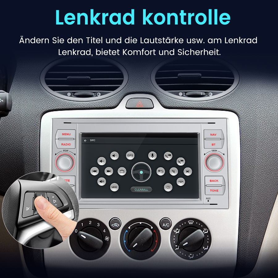 Ein Finger drückt auf Lenkradtasten, daneben ein Autoradio.