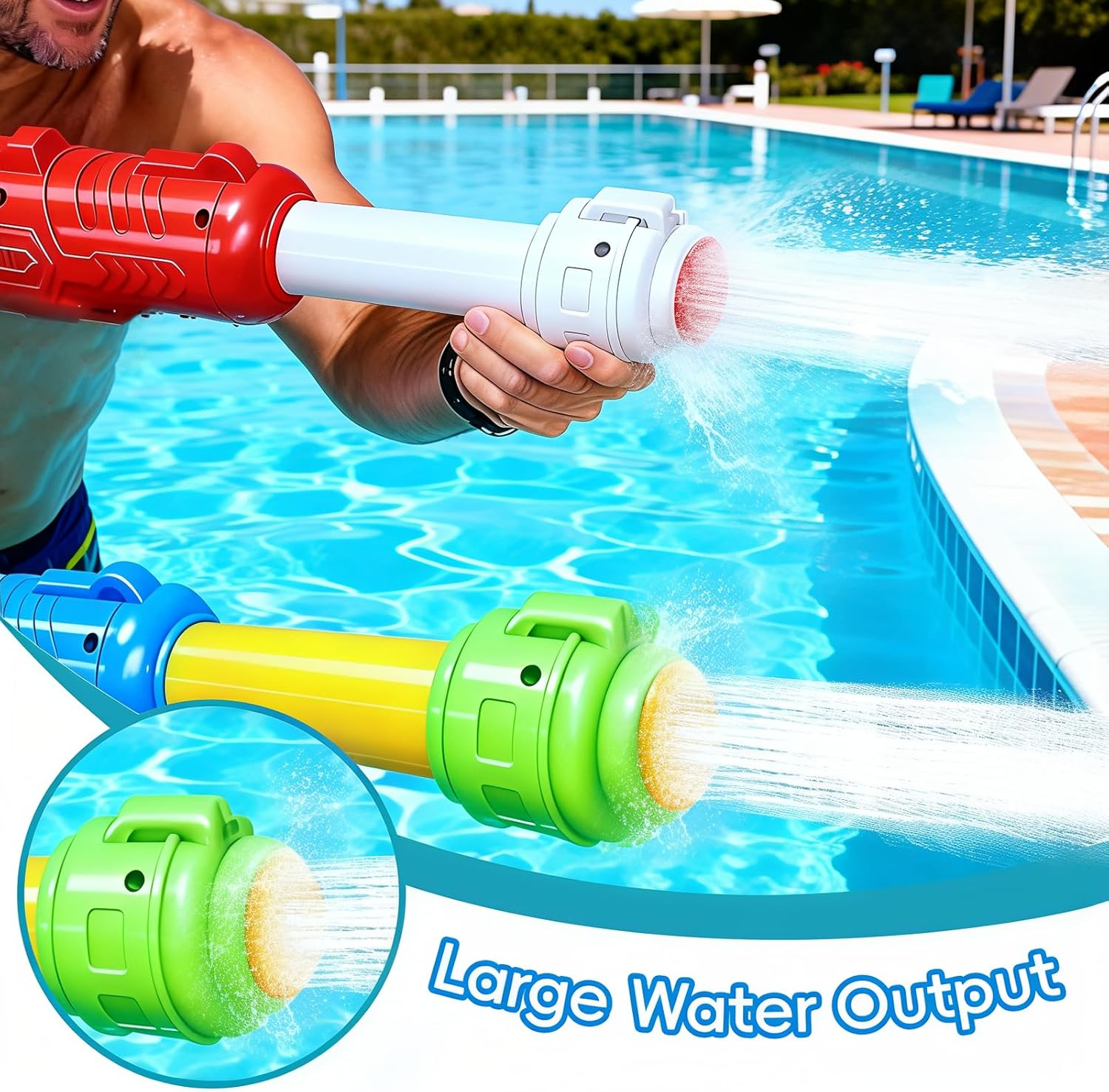 Mann hält rote und gelbe Wasserpistolen am Pool. Wasser spritzt.