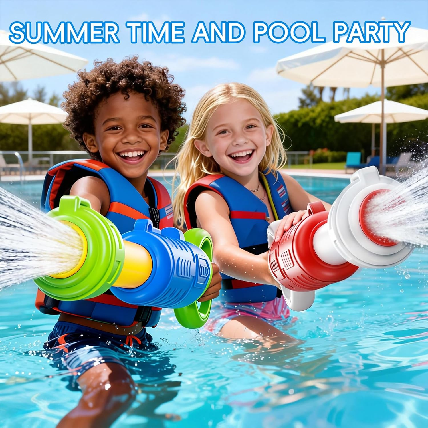 Zwei Kinder in Schwimmwesten spritzen mit Wasserpistolen im Pool.