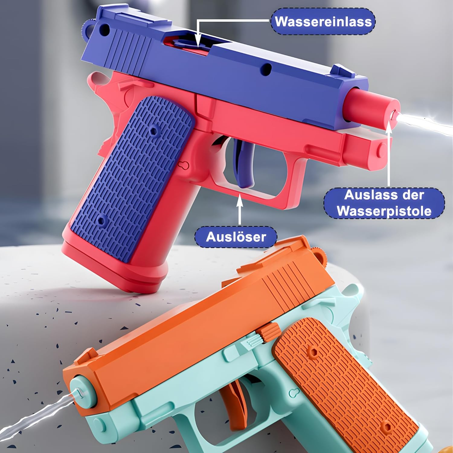Zwei bunte Spielzeugwasserpistolen, eine rot-blau, die andere orange-türkis.