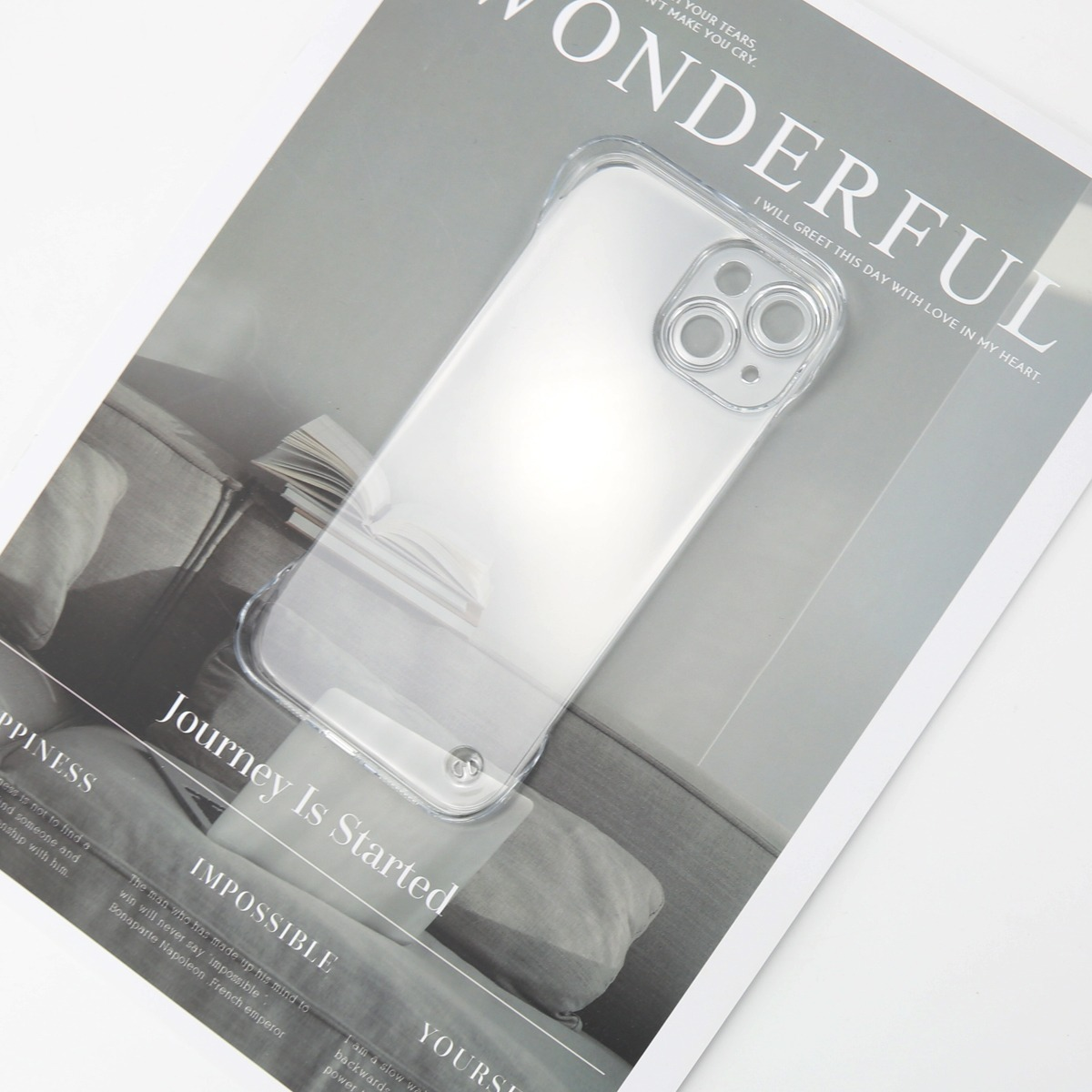 Ein durchsichtiger Handyhülle liegt auf einer Zeitschrift mit dem Titel WONDERFUL.