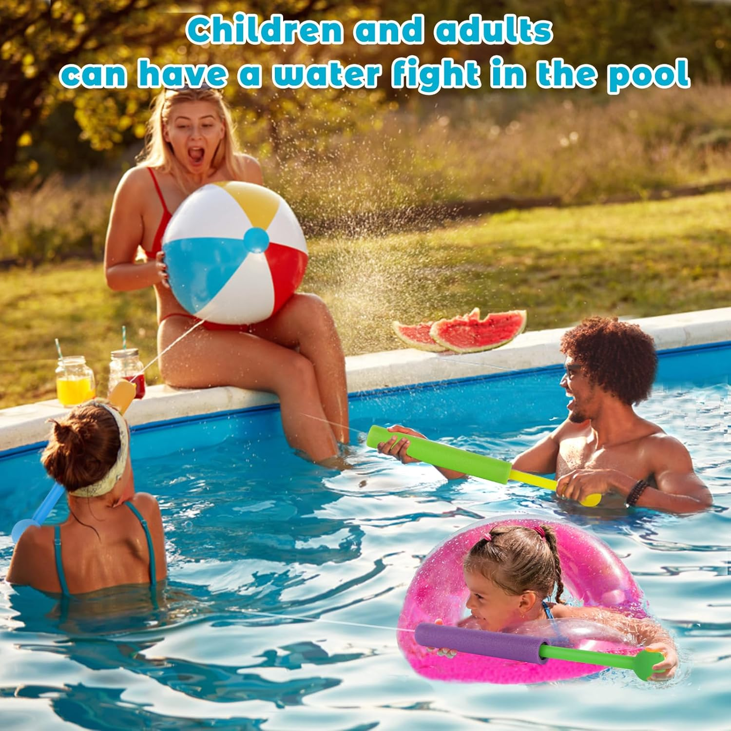 Menschen haben eine Wasserschlacht im Pool mit Wasserpistolen und einem Ball.