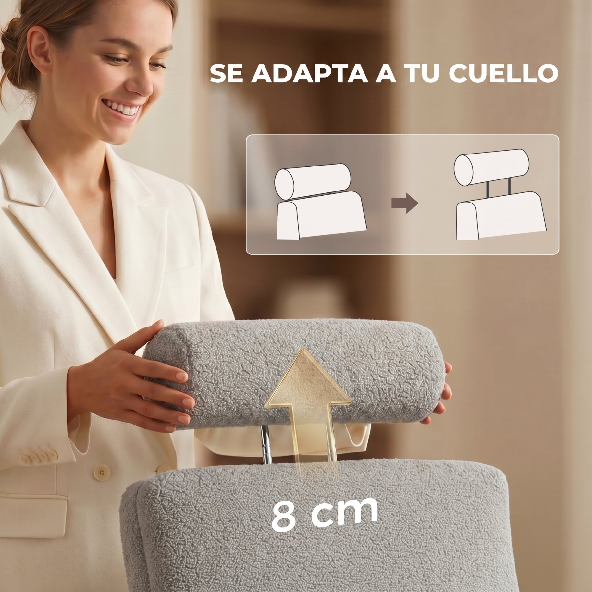 Mujer sujeta almohada gris para cuello frente a silla; ajuste 8cm.