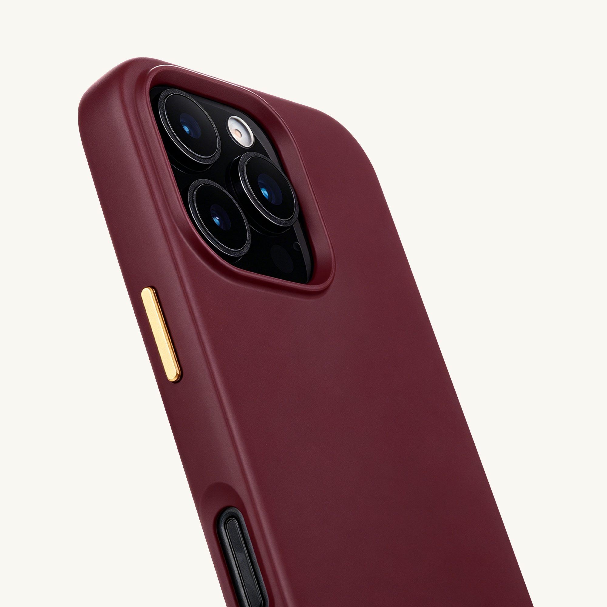 Funda roja con lentes de cámara y botón dorado.