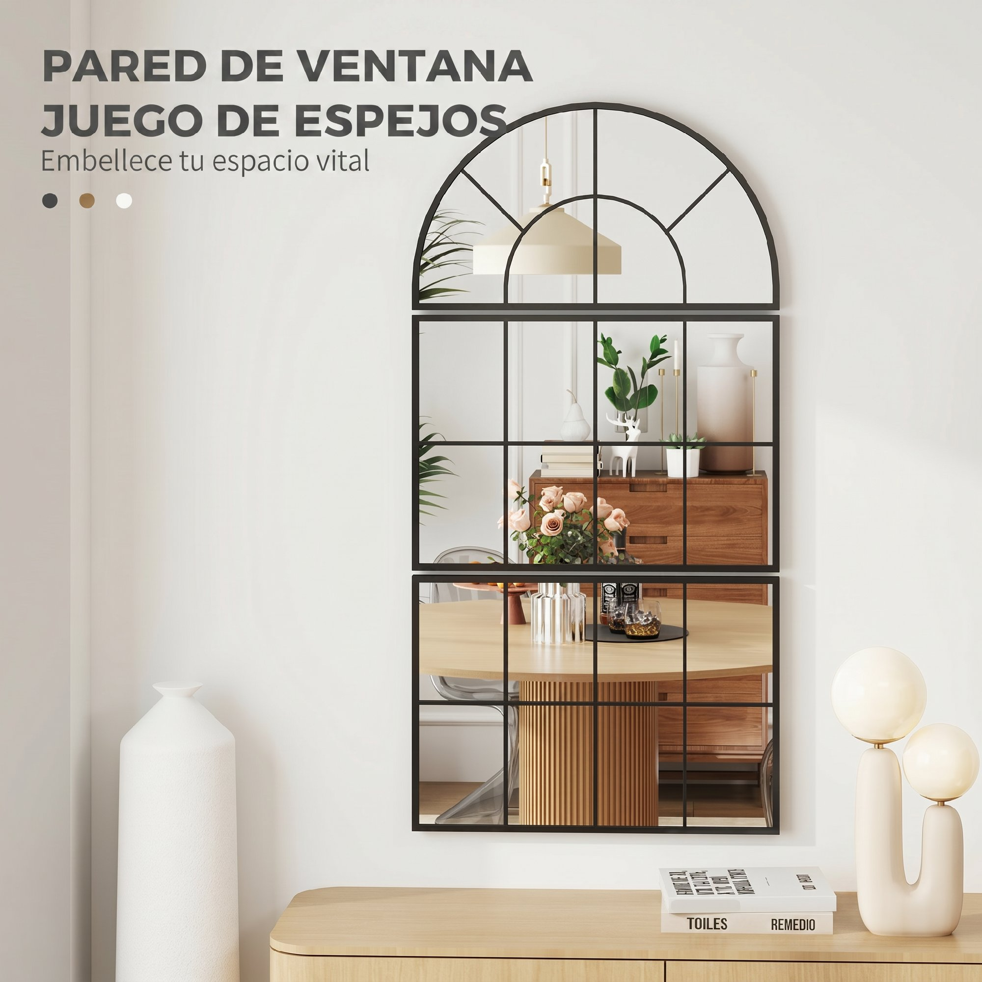 Un espejo de ventana arqueado sobre una consola de madera con decoración.