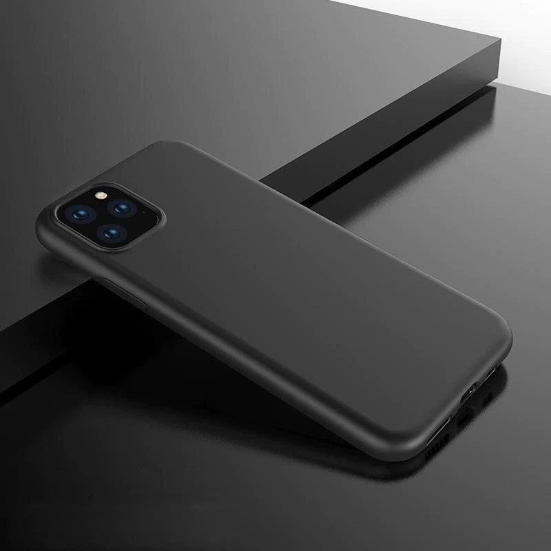 Schwarzes Handy mit drei Kameras auf einem schwarzen Hintergrund.