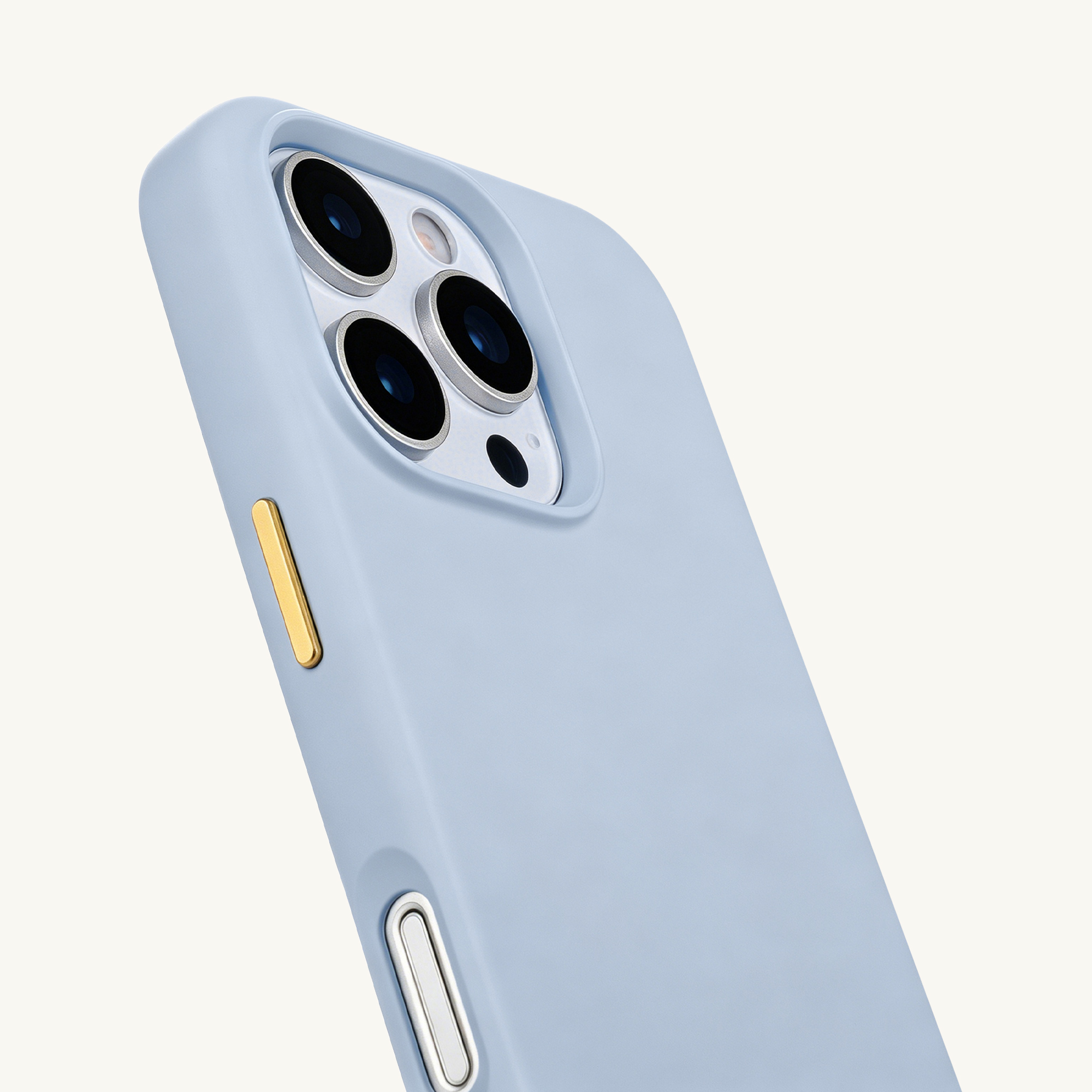 Una funda de teléfono azul claro con tres lentes de cámara y botones dorados.