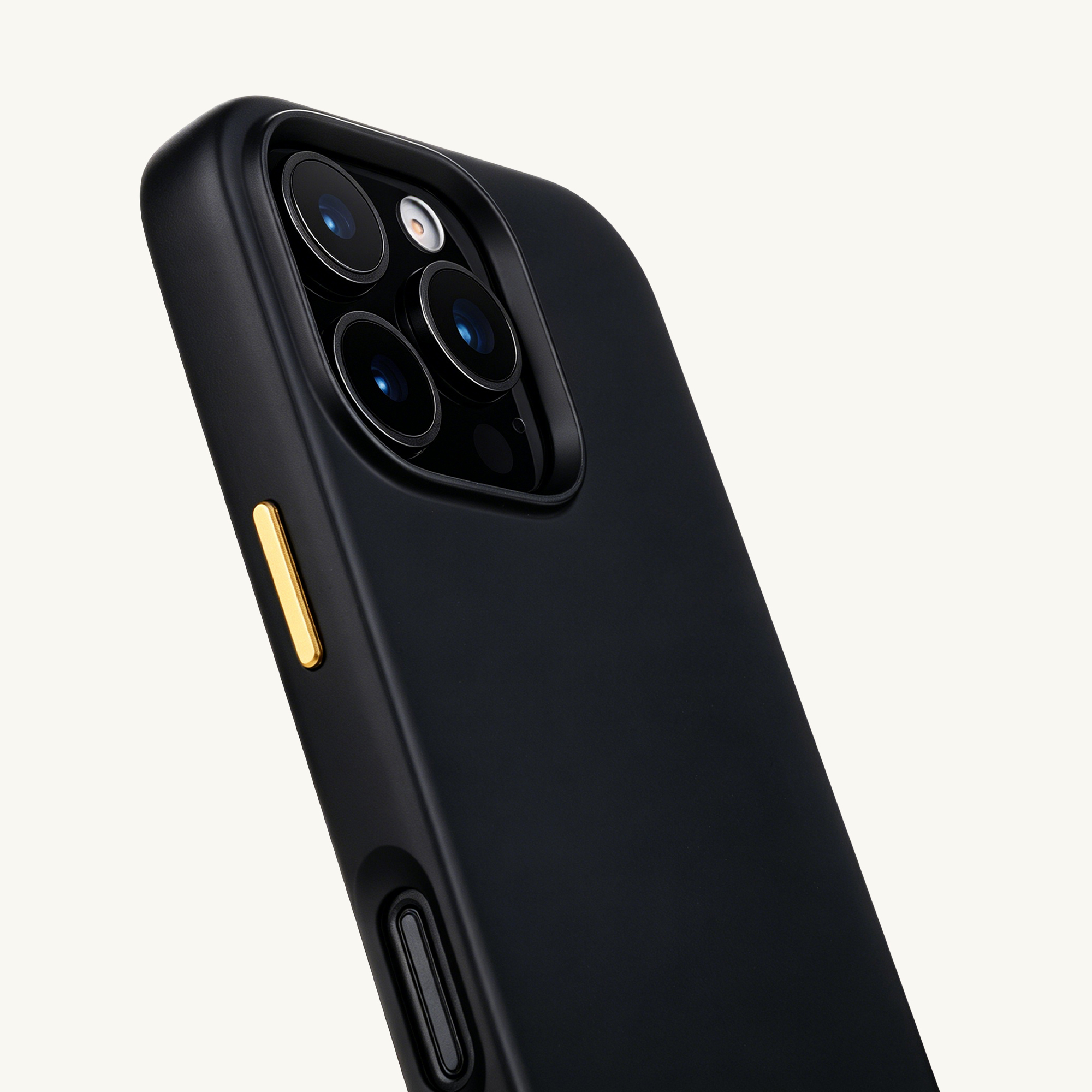 Funda de teléfono negra con tres lentes de cámara y botón dorado.