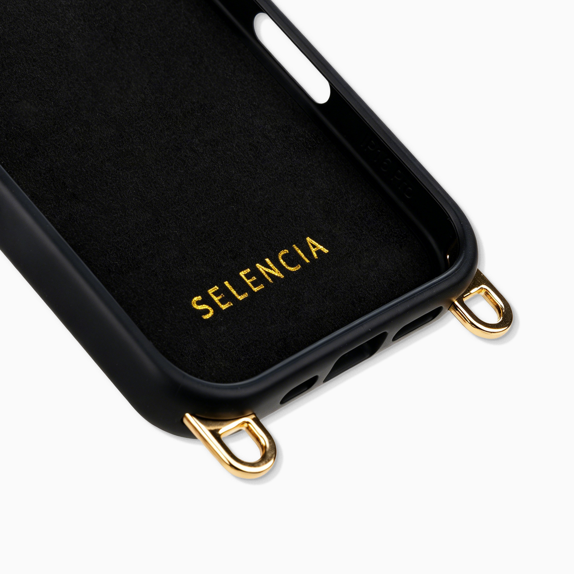 Funda negra para teléfono con bucles dorados y letras en relieve.