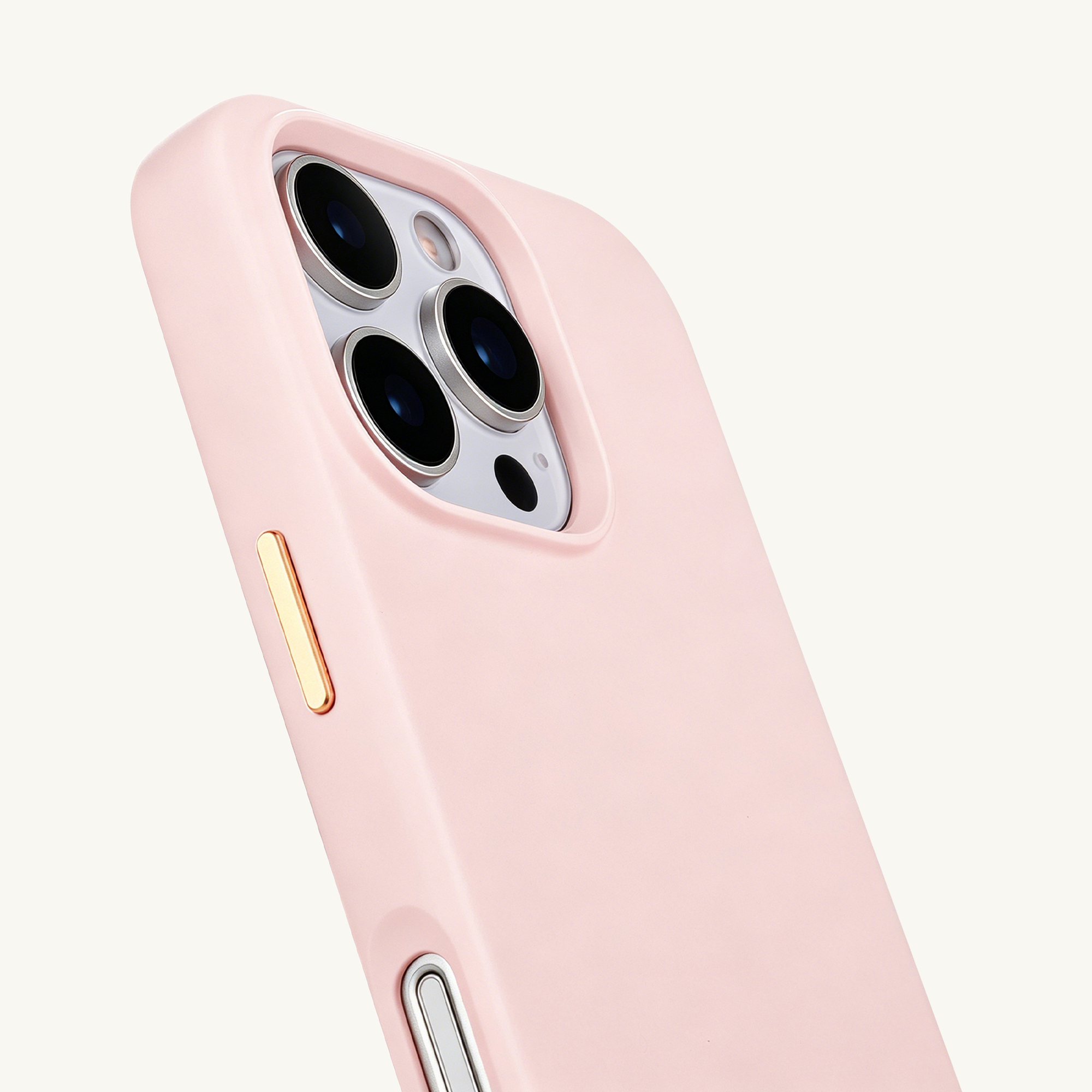 Una funda rosa para teléfono con tres lentes de cámara y botones dorados.