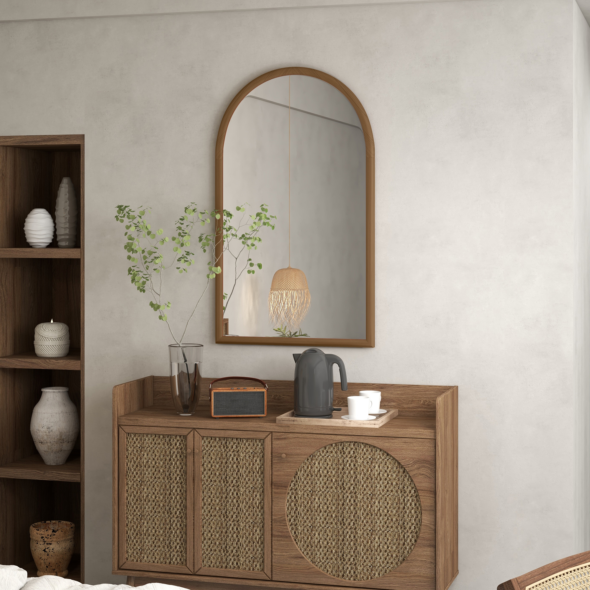Mueble consola de madera con frentes de ratán, tetera, tazas y jarrón con ramas.
