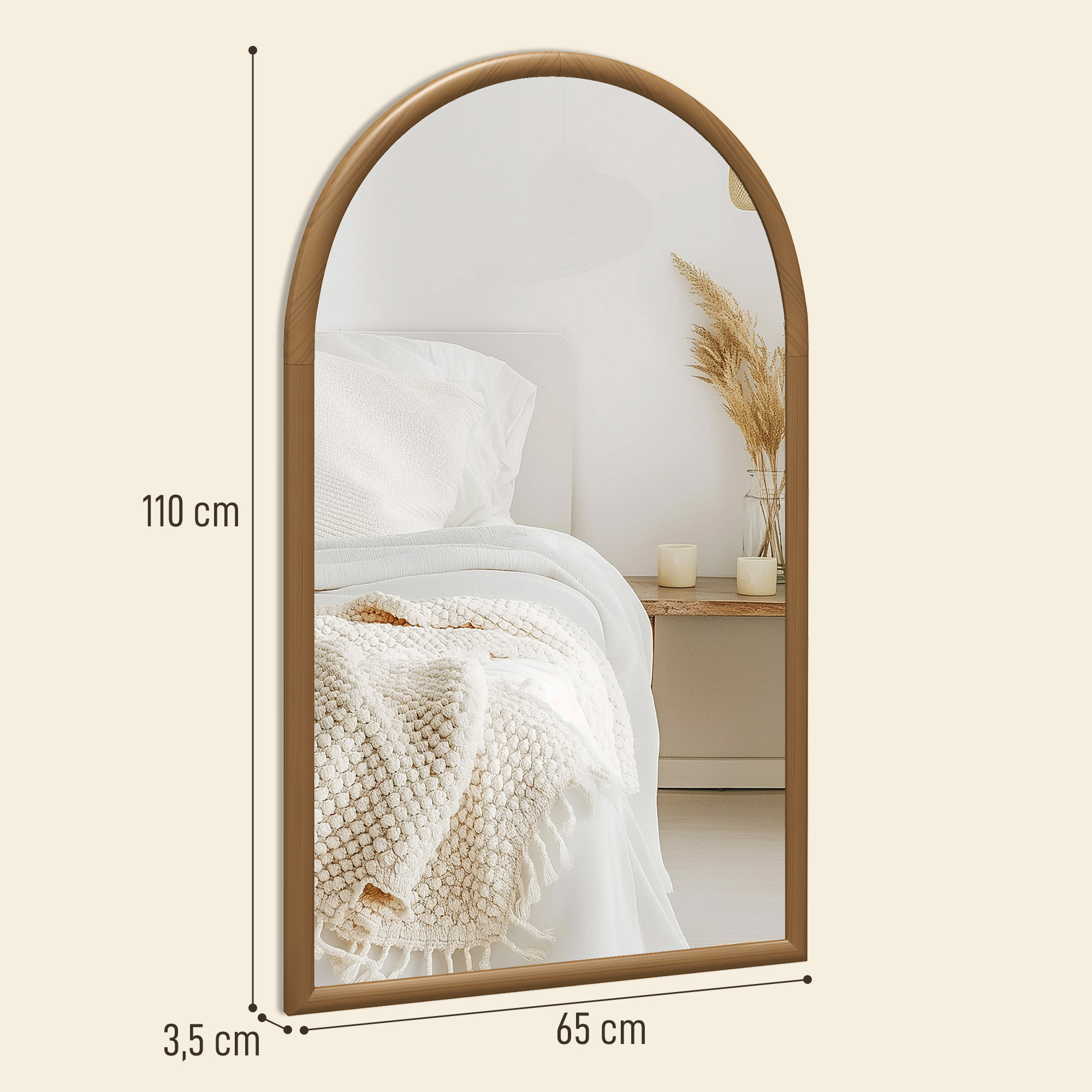 Un espejo con marco de madera que refleja una cama con ropa de cama y mantas blancas.