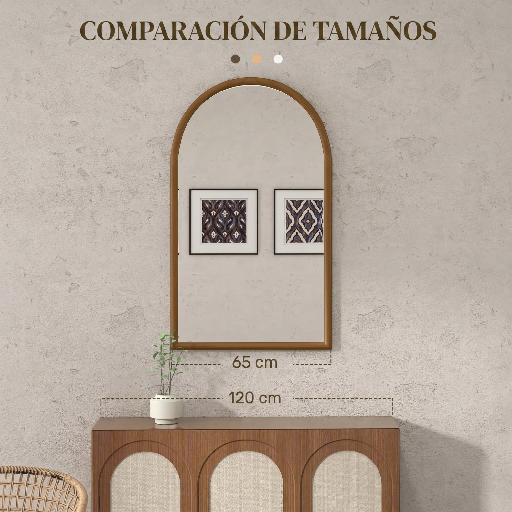 Un espejo redondo cuelga sobre una cómoda de madera con dos cuadros enmarcados.