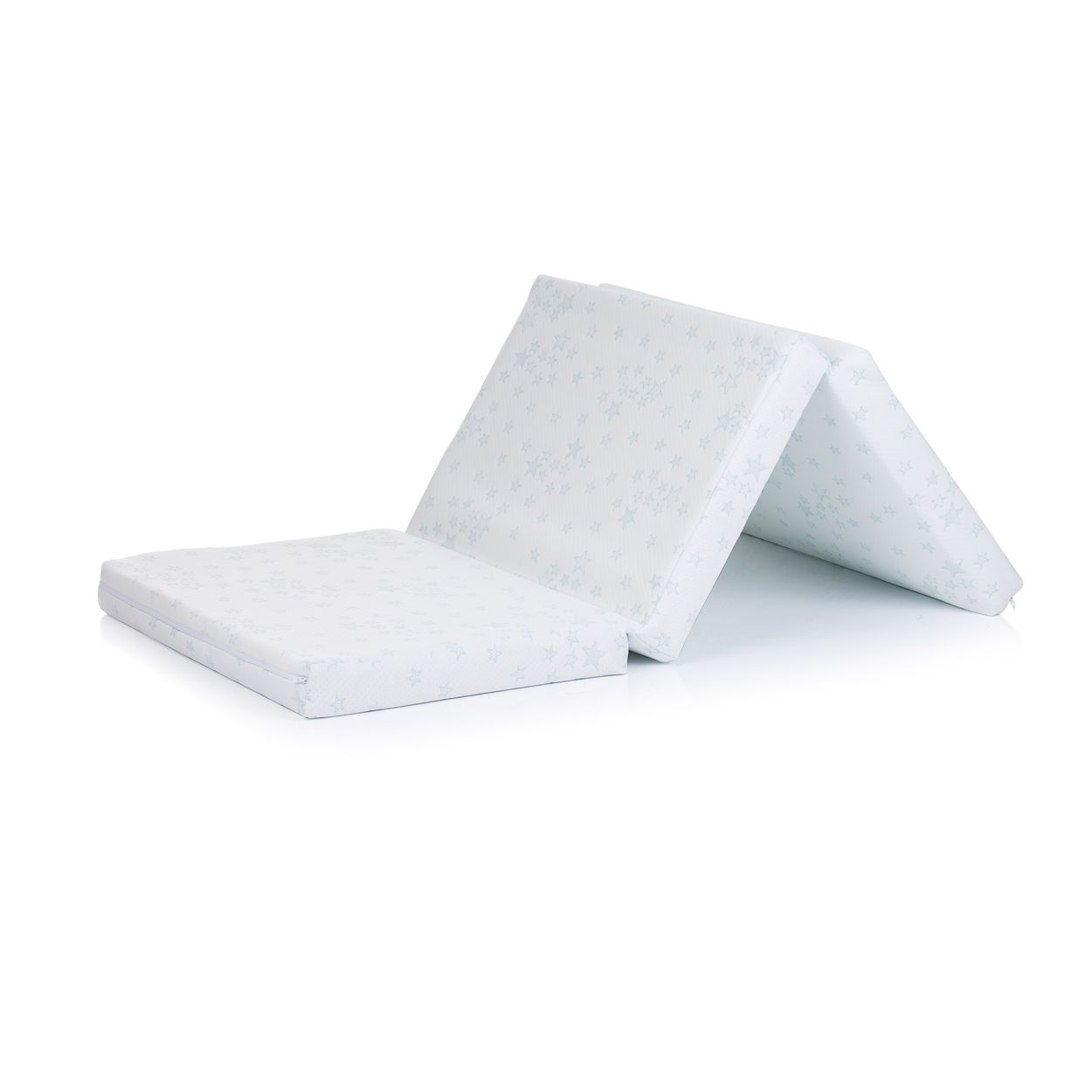 Ein weißer, faltbarer Schaumstoffmatratze mit blauen Sternen, auf einer Seite flach, auf der anderen hochgeklappt.