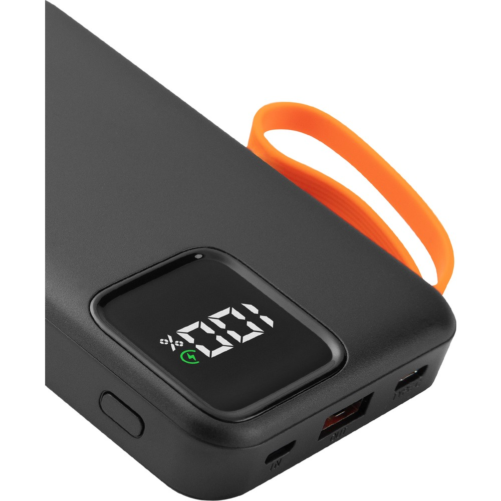 Turuncu askılı siyah powerbank, dijital ekran %100 şarj gösteriyor.