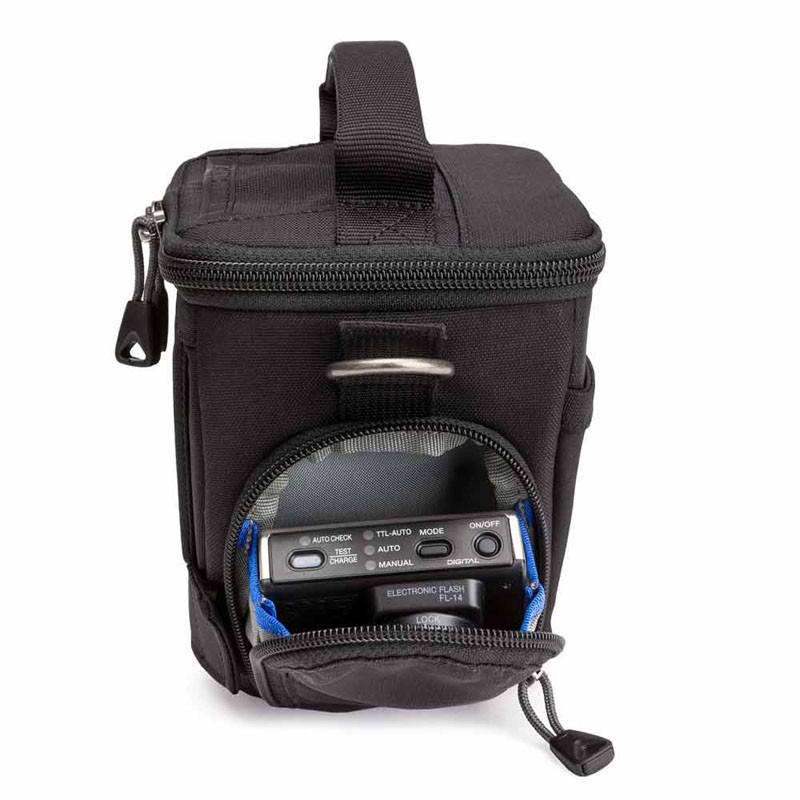 Bolso de cámara negro con compartimento abierto que revela una unidad de flash.
