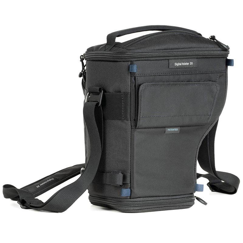 Bolso negro para cámara con asa, correa de hombro y cierre de cremallera.