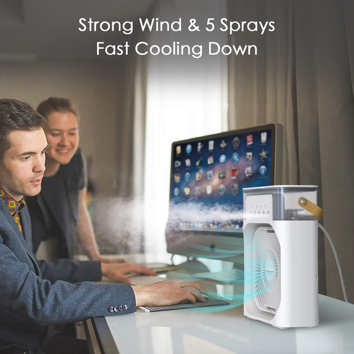 Ein weißer Verdunstungskühler sprüht Nebel in Richtung eines Computers, den zwei Personen benutzen.