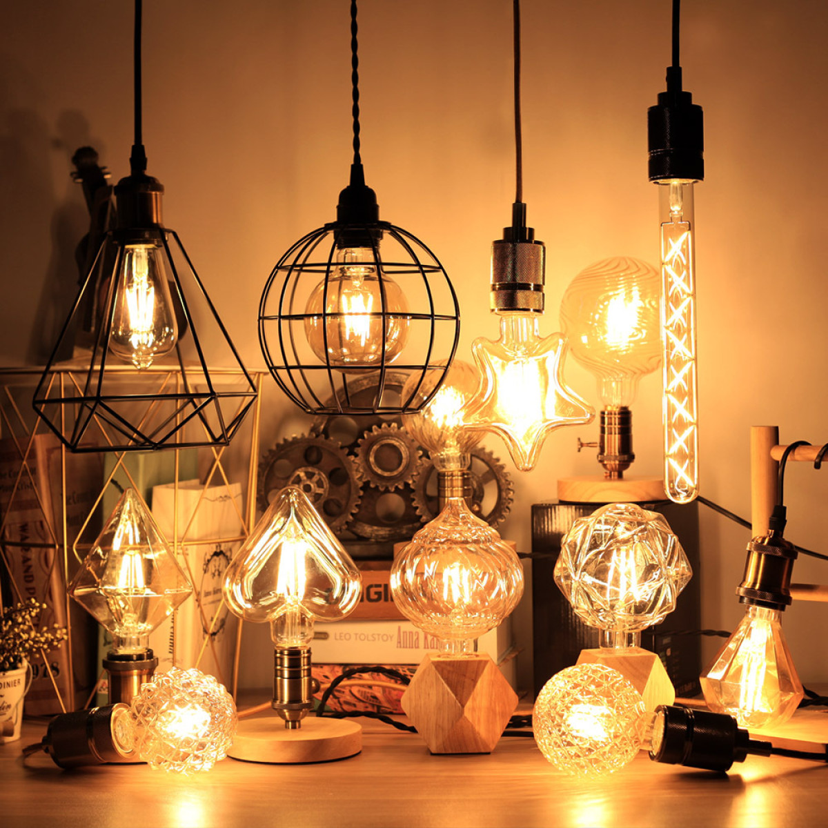 Verschiedene Vintage-Glühbirnen und Lampen sind auf einem Holztisch ausgestellt.