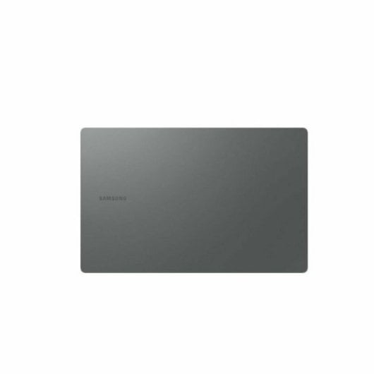 Vista trasera de un portátil Samsung gris. El logo de Samsung es pequeño y discreto.