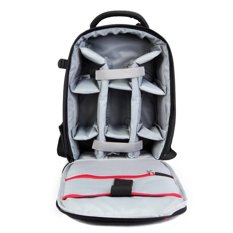 Una mochila negra abierta con compartimentos acolchados y detalles rojos.