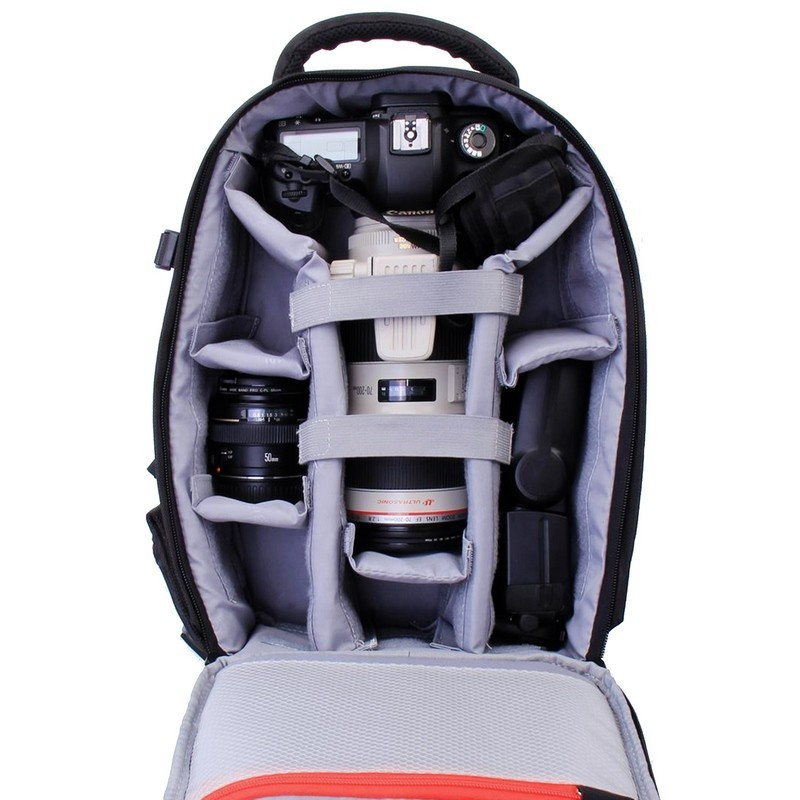 Una bolsa de cámara con cuerpo de cámara, lentes y flash.