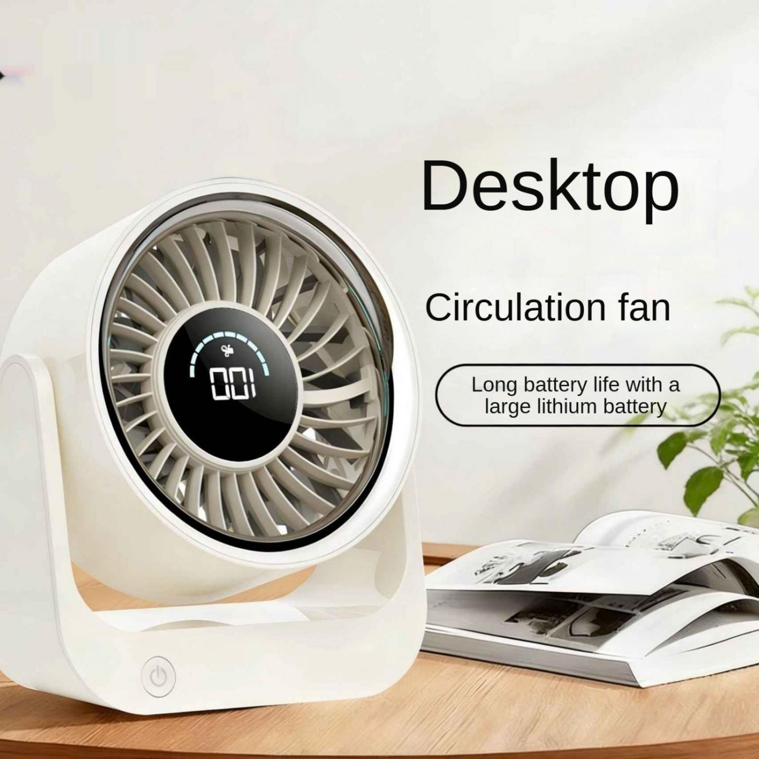Ein weißer Schreibtischventilator mit digitaler Anzeige und einem Buch daneben.
