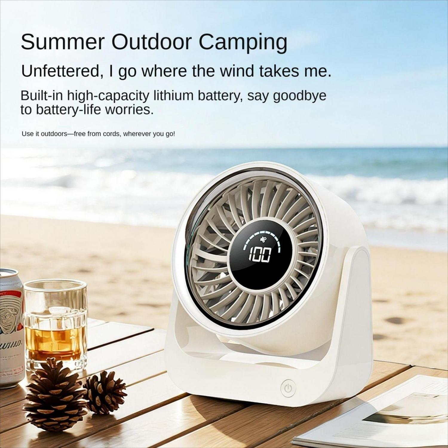 Ein weißer Ventilator steht auf einem Tisch am Strand mit Getränken und Tannenzapfen.
